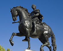 Estatua de un jinete sobre un caballo
