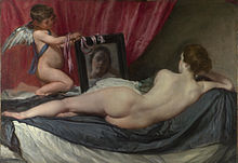 Pintura realista de una mujer desnuda vista desde atrás, reclinada en un sofá. Ella está mirando su reflejo en un espejo por un niño alado.