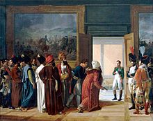 Un grupo de hombres, algunos llevaban barbas y turbantes, se encuentran en una habitación con un gran cuadro en la pared, que miran hacia una puerta llevar a un hombre en uniforme militar, incluyendo johphurs blancas (Napoleón) mira hacia atrás en ellos y tiene su mano derecha en su chaleco.