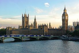 El Palacio de Westminster con Elizabeth Torre y puente de Westminster visto desde a través del río Támesis