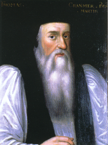 Retrato del arzobispo Cranmer como un anciano. He has a long face with a flowing white beard, large nose, dark eyes and and rosy cheeks. He wears clerical robes with a black mantle over full white sleeves and has a doctoral cap on his head