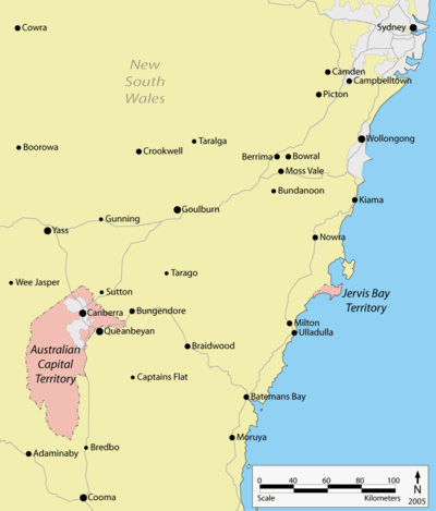 El Territorio de la Capital Australiana es de aproximadamente 250 kilómetros al suroeste de Sydney, rodeado de Nueva Gales del Sur. El Territorio de Jervis Bay está a unos 125 kilómetros al este de la ACT, en la costa.