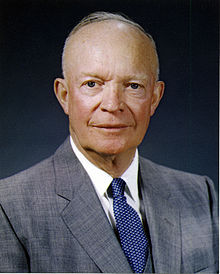 Dwight D. Eisenhower, retrato oficial con fotografía, 29 de mayo de 1959.jpg