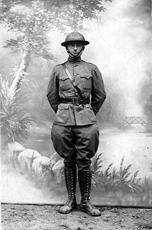 Truman en uniforme militar con el hombro y la cintura cinturón con casco
