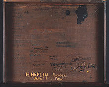 Dentro de escritorio de madera con varios nombres tallados en ella