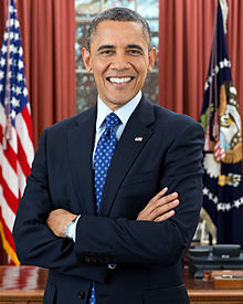 El presidente estadounidense, Barack Obama es fotografiado de pie frente a la mesa de Resolute en la Oficina Oval de la Casa Blanca, 6 de Diciembre del 2012.