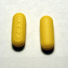 Dos píldoras oblongas de color amarillo en una de las cuales las marcas GX623 son visibles
