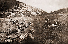 Fotografía de soldados búlgaros de corte de alambre de púas enemigo durante la Primera Guerra Mundial