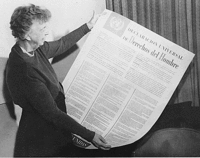 Eleanor Roosevelt com a versão em espanhol da Declaração Universal dos Direitos Humanos.