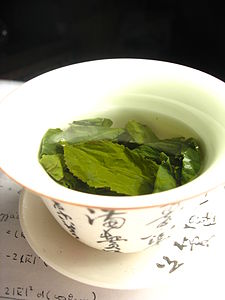 Folhas de chá que embebe em um 05.jpg zhong čaj