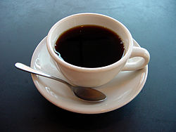 Uma xícara de café.